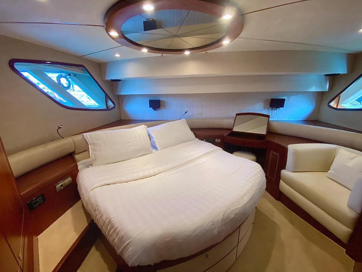 Yacht In Barcelona Hotel Sant Adria de Besos Kültér fotó
